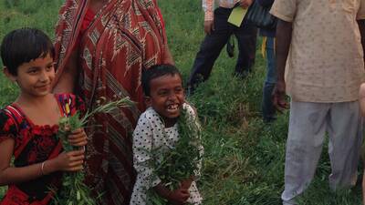 Farmers’ Field Day participants take a close look at the BARIMasur-8 crop