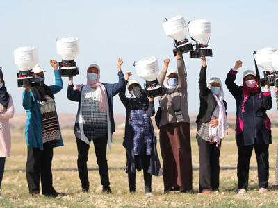 Distribution of hand-held precision spreaders by CLCA INRAT-OEP-ICARDA Staff to women farmers from the forage knowledge hub in Tunisia 