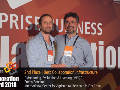 Enrico Bonaiuti (right) receiving the Enterprise Business Collaboration Award