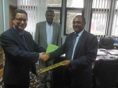 Mr. Abousabaa receives a present from Dr. Fentahun Mengistu, Director General of EIAR