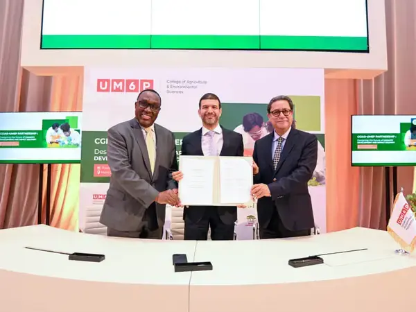 Dr. Ehui, UM6P President and DG ICARDA holding signed agreement