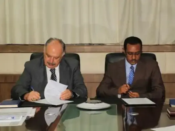 H. E. Ato Tefera Derbw (Right), Ethiopia’s Minister of Agriculture, signing the MoU with ICARDA’s Director General, Dr. Mahmoud Solh. 