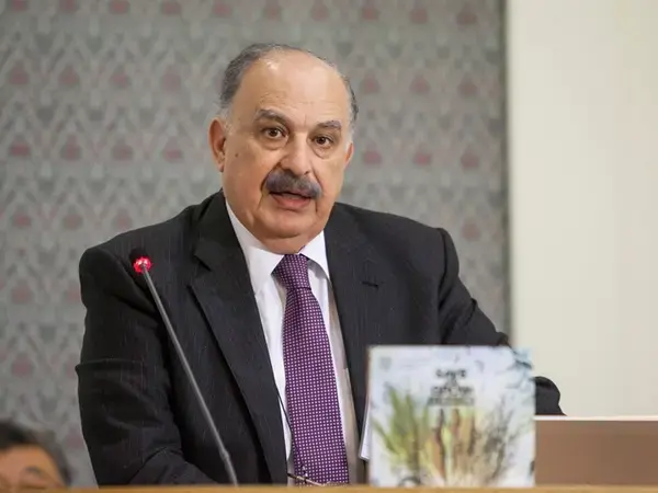 Dr. Mahmoud Solh speaking at the roundtable to discuss the role of ‘Save and Grow’ model