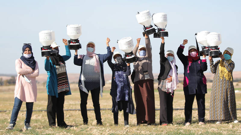 Distribution of hand-held precision spreaders by CLCA INRAT-OEP-ICARDA Staff to women farmers from the forage knowledge hub in Tunisia 