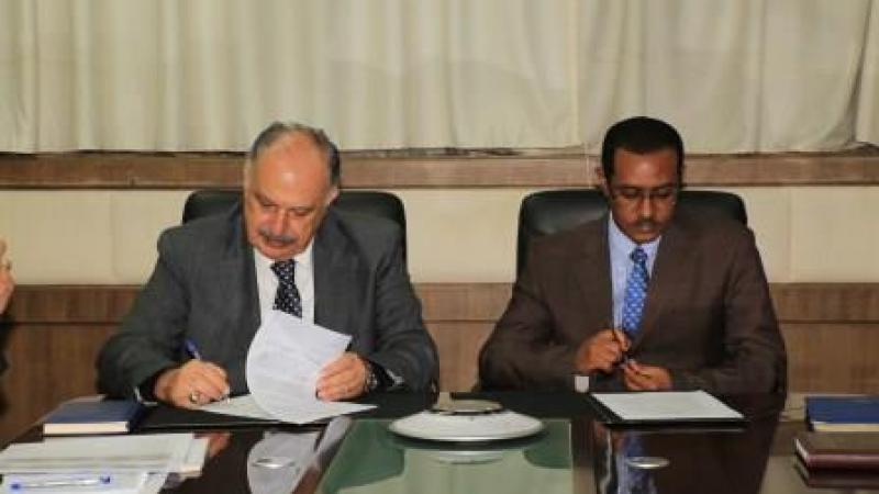 H. E. Ato Tefera Derbw (Right), Ethiopia’s Minister of Agriculture, signing the MoU with ICARDA’s Director General, Dr. Mahmoud Solh. 